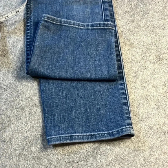 7 for all Mankind Roxanne Ankle Crop, Medium Wash.  27*26. - Picture 5 of 11